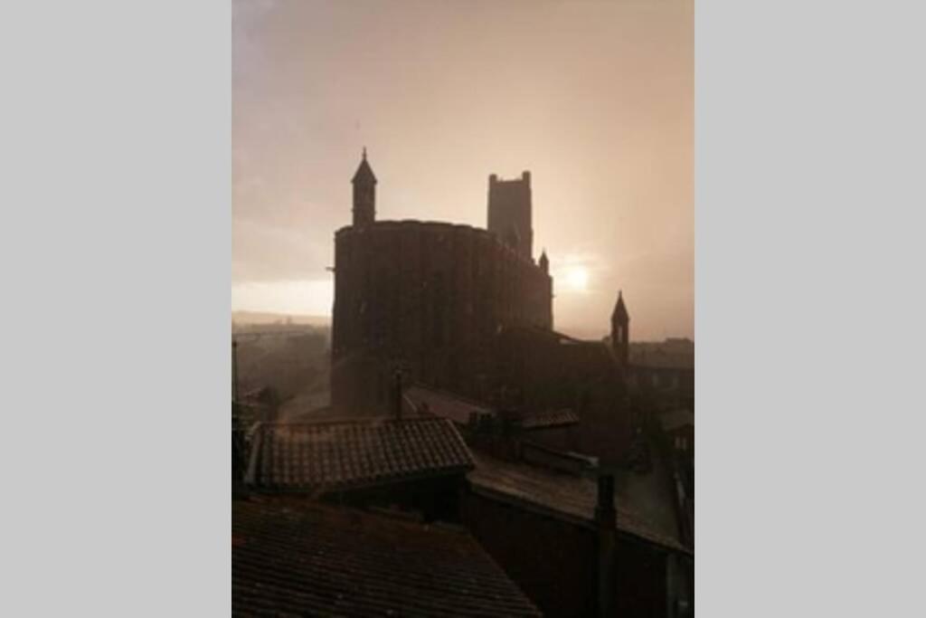 Appartement exceptionnel 4 étoiles hyper centre Albi 65 m2 au 4ème étage sans ascenseur avec une tour du 12ème siècle Esterno foto