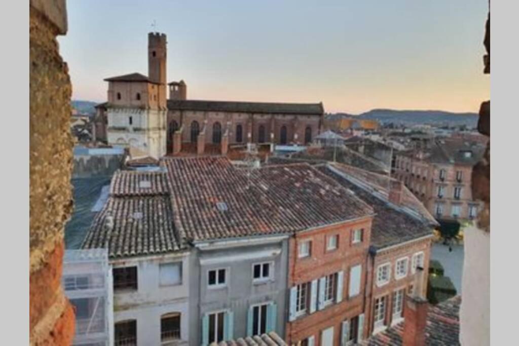 Appartement exceptionnel 4 étoiles hyper centre Albi 65 m2 au 4ème étage sans ascenseur avec une tour du 12ème siècle Esterno foto
