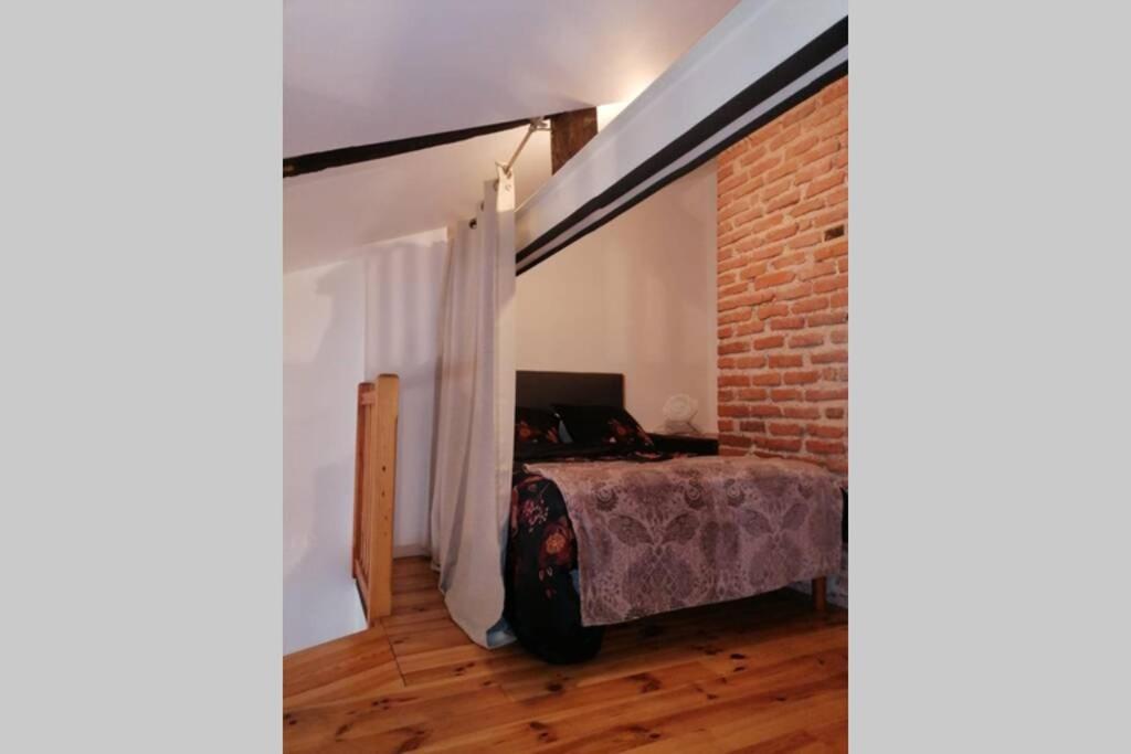 Appartement exceptionnel 4 étoiles hyper centre Albi 65 m2 au 4ème étage sans ascenseur avec une tour du 12ème siècle Esterno foto